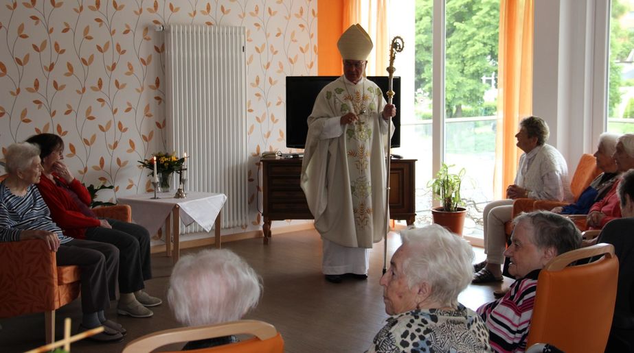 Bischof Algermissen im Gespräch mit Bewohnern